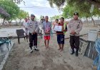 Polsek-Insana-Utara-Serahkan-Bansos-Kepada-Warga-Desa-Humusu-Wini