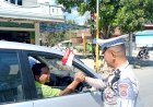 Jelang-Hari-Kemerdekaan,-Polres-TTU-Bagikan-Bendera-Merah-Putih