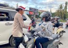 Sambut-HUT-ke-81-Kemerdekaan-RI,-Polres-TTU-Bagikan-Bendera-Merah-Putih-kepada-Pengendara-yang-Melintas