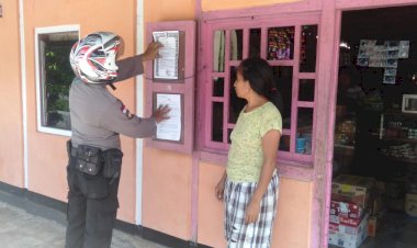 Bhabinkamtibmas-Desa-Oenak-pasang-lembaran-maklumat-Kapolri