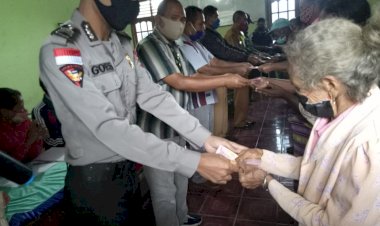 Bhabinkamtibmas-Desa-Noepasu-Laksanakan-Pengamanan-Sekaligus-Salurkan-BLT