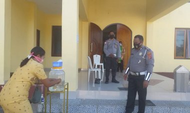 Gereja-dibuka-anggota-polres-TTU-menerapkan-Protokol-Kesehatan