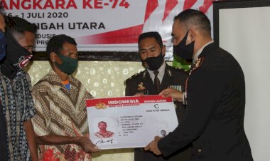 AKBP-Nelson--menyerahkan-sim-secara-gratis-di-syukuran-Bhayangkara-ke-74