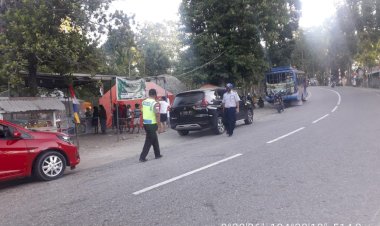 Bripka-Petrus-bersama-Bripka-Ardiyanus,-memperketat-wilayah-perbatasan-antar-Kabupaten