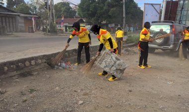 HUT-Polwan-ke-72,-para-Polwan-Polres-TTU-bersihkan-Pasar