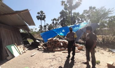 Bhabinkamtibmas --Bripka-Arianto-Sabuin-sambang-ke-rumah-yang-terkena-bencana