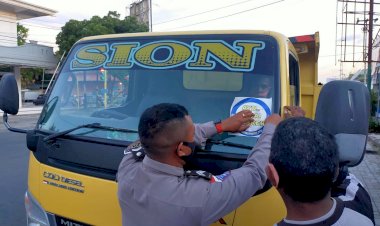 Sat-Lantas-Polres-TTU-Pasang-Stiker-dengan-tema-Ayo-Pakai-Masker-di-Kendaraan-Umum