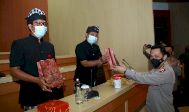 Kapolri-Beri-Penghargaan-ke-Pecalang-Bali-Karena-Berprestasi