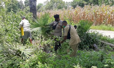 Peduli-dengan-Warga-Bhabinkamtibmas-,-ajak-Warga-Gotong-Royong-Bersihkan-Bahu-Jalan