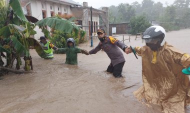 Aksi-Heroik-dilakukan-Kapolres-TTU-dan-Anggota-saat-Evakuasi-Warga-Terdampak-Banjir