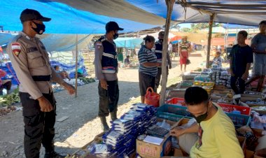 Bhabinkamtibmas-Bian-Gandeng-Kapospol-Motadik-Blusukan-Ke-Pasar-Nona-Manis