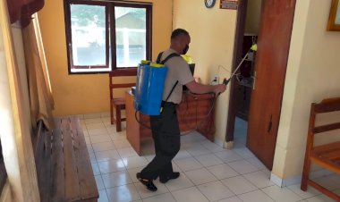 Polres-TTU-Semprot-Disinfektan-di-Kantor-Mapolres-dan-Polsek