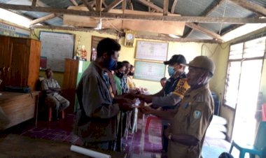 Monitor-Penyaluran-BLT,-Briptu-Oktovianus-Siki-Imbau-Warga-Ikut-Vaksin