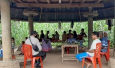 Door-to-Door,-Bhabinkamtibmas-Letneo-Selatan-dan-Letneo-Sosialisasi-Vaksinasi