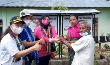 Ketua-Bhayangkari-TTU-Tanam-Kelor-Bersama-Ketua-TP-PKK-TTU