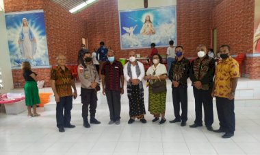 Kapolsek-Noemuti-Bagi-100-Masker-Saat-Kawal-Misa-Imam-Baru