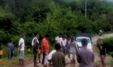 Longsor-di-Benus,-Polsubsektor-Manamas-dan-Masyarakat-Lakukan-Penimbunan