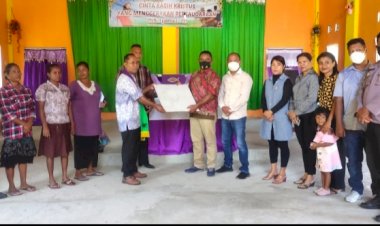 Wujudkan-Kepedulian,-Komunitas-Nasrani-Polres-TTU-Bantu-Bahan-Bangunan-Untuk-Jemaat-GMIT-Sion-Oebubun