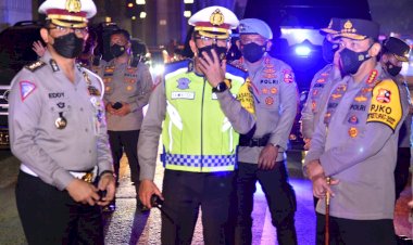 Pastikan-One-Way-Contraflow-Berjalan-Lancar,--Kapolri-Tinjau-Langsung-Tol-Cikampek