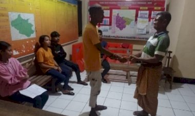 Honda-Bit-Tabrak-Samping-Motor-Smash-di-Oenak,-Pengendara-Diduga-Mengantuk