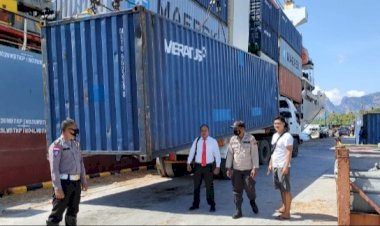 Polsek-Insana-Utara-Kawal-Pengembalian-3-Container-Peti-Kemas-ke-Tanjung-Perak