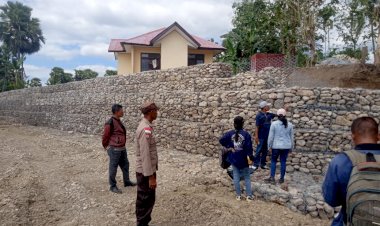 Kapospol-Haekto-Dampingi-Dinas-PUPR-TTU-Pantau-Pengerjaan-Proyek-Bronjong