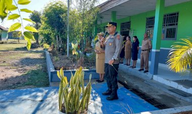 Kapolres-TTU-Pimpin-Upacara-di-SMKN-1-Kefamenanu