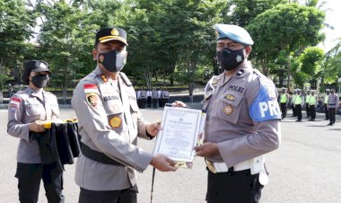 Beri-Penghargaan-Kepada-Dua-Orang-Anggota,-Kapolres-TTU:-Bekerjalah-dengan-Ikhlas-dan-Senang