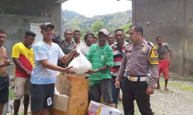 Kapolsek-Insut-Imbau-Warga-Jaga-Kamtibmas-Saat-Penyerahan-Bantuan-Sembako-Bersama-UD-Bone-Jaya