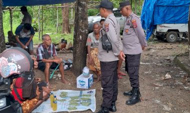 Beri-Rasa-Aman,-Anggota-Polsek-Insana-Gelar-Pengamanan-di-Pasar-Mingguan-Mamsena