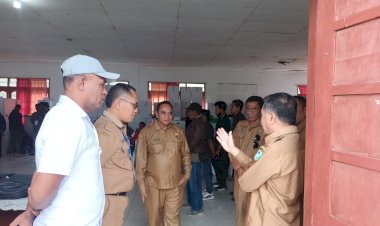 Kasat-Bersama-anggota-Sat-Intelkam-Polres-TTU-memberi-pengawalan-ketat-secara-tertutup.