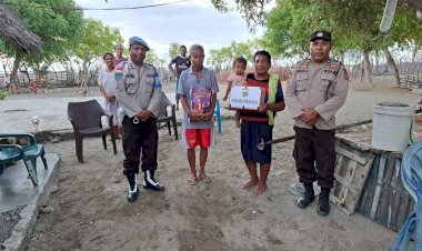 Polsek-Insana-Utara-Serahkan-Bansos-Kepada-Warga-Desa-Humusu-Wini