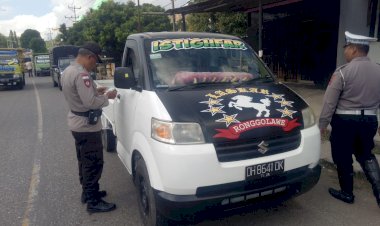 Ops-Patuh-Turangga-Tingkat-Polres-TTU,-Anggota-Bagikan-Brosur-Petunjuk-Kamseltibcarlantas--untuk-Pengemudi