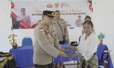 Tindak-Lanjut-Program-Polri-Peduli-Budaya-Literasi,--Kabag-SDM-Polres-TTU-Bagi-Buku-di-SMA-Dharma-Ayu
