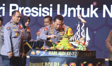 Saat-Hari-jadi-Ke-72,-Kapolri-beri-Dua-Hadiah-Untuk-Divisi-Humas-Polri