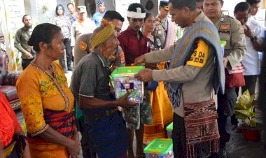 Ratusan-Sembako-dibagikan-Kapolda-NTT--kepada-Masyarakat-Desa-Kadi-Pada,-Sumba-Barat-Daya.-