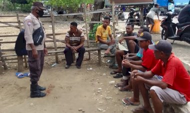 Patroli-di-Lingkungan-Pasar,-Bhabinkamtibmas-Nonotbatan-Polres-TTU-Imbau-Warga-Tidak-Main-Berjudi