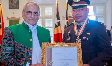 Presiden-Timor-Leste-Berikan-Penghargaan-Medali-Kehormatan-Kepada-Anggota-Polri-Ipda-Fridus-Bere