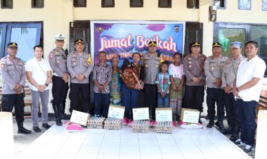 Gelar-Jumat-Berkah-di-Polsek-Miomaffo-Barat,-Kapolres-TTU-Bagi-Sembako-Kepada-Warga-Miskin