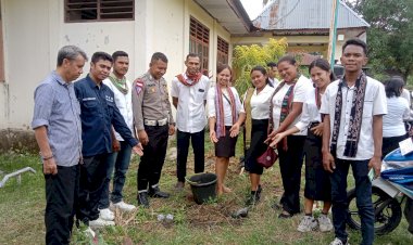 Bhabinkamtibmas-Kefamenanu-Utara-Bersama-Anggota-KPPS-Lakukan-Penghijauan