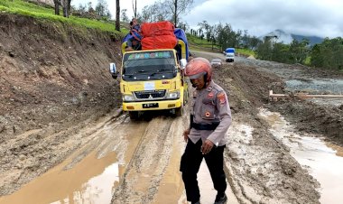 Perjuangan-Anggota-Polres-TTU-Bersama-Masyarakat-Berhasil-Distribusi-Logistik-ke-TPS