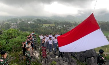Polsek-Miobar-Polres-TTU-Ikut-Pengibaran-Bendera-Merah-Putih-di-Atas-Bukit-Baff
