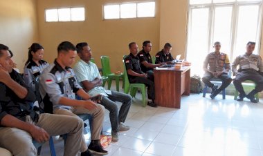 Personil-Polsek-Noemuti-Pam-Rapat-Pleno-DPSHP-Tingkat-Kecamatan