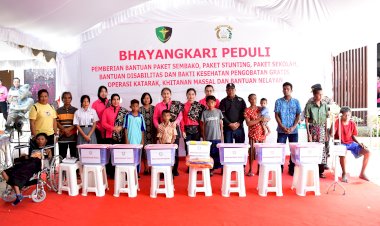 Bantuan-Bhayangkari-untuk-Masyarakat-Rote-Ndao:-Ny.-Juliati-Sigit-Prabowo-Berbagi-Kebaikan-dengan-Ribuan-Paket-Bansos-Bagi-Masyarakat-dan-Anak-Sekolah
