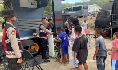 Polri-Terus-Distribusikan-Air-Bersih-untuk-Pengungsi-Erupsi-Gunung-Lewotobi-di-Flores-Timur