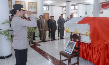 Kapolres-TTU-Beri-Penghormatan-Terakhir-kepada-Almarhum-Raymundus-Sau-Fernandes,-Mantan-Bupati-TTU