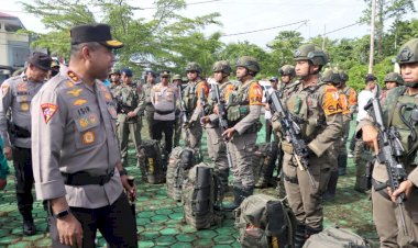 Kapolda-Papua-Barat-Cek-Kesiapan-Personel-dan-Peralatan-dalam-Misi-Kemanusiaan-Operasi-AB-Moskona-2025