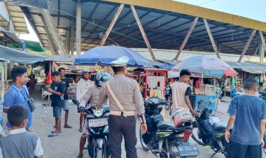 Unit-Kamsel-Satlantas-Polres-TTU-Gencar-Sosialisasi-Keselamatan-Berkendara-di-Pasar-Lama-Kefamenanu