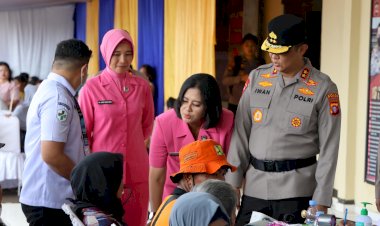 Sambut-Hari-Bhayangkara-ke-79,-Kapolda-Kalteng-Pimpin-Bakti-Kesehatan-dan-Serahkan-Bansos-untuk-Petani-di-Gunung-Mas