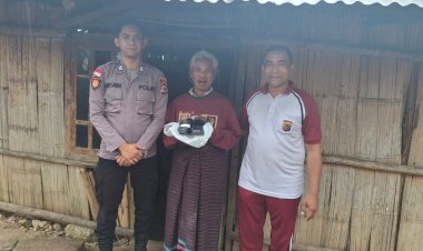 Refleksi-Humanis-IPDA-Kornelis-Lamapaha-:-Dua-Pasang-Sepatu-Gereja-Buat-Warga